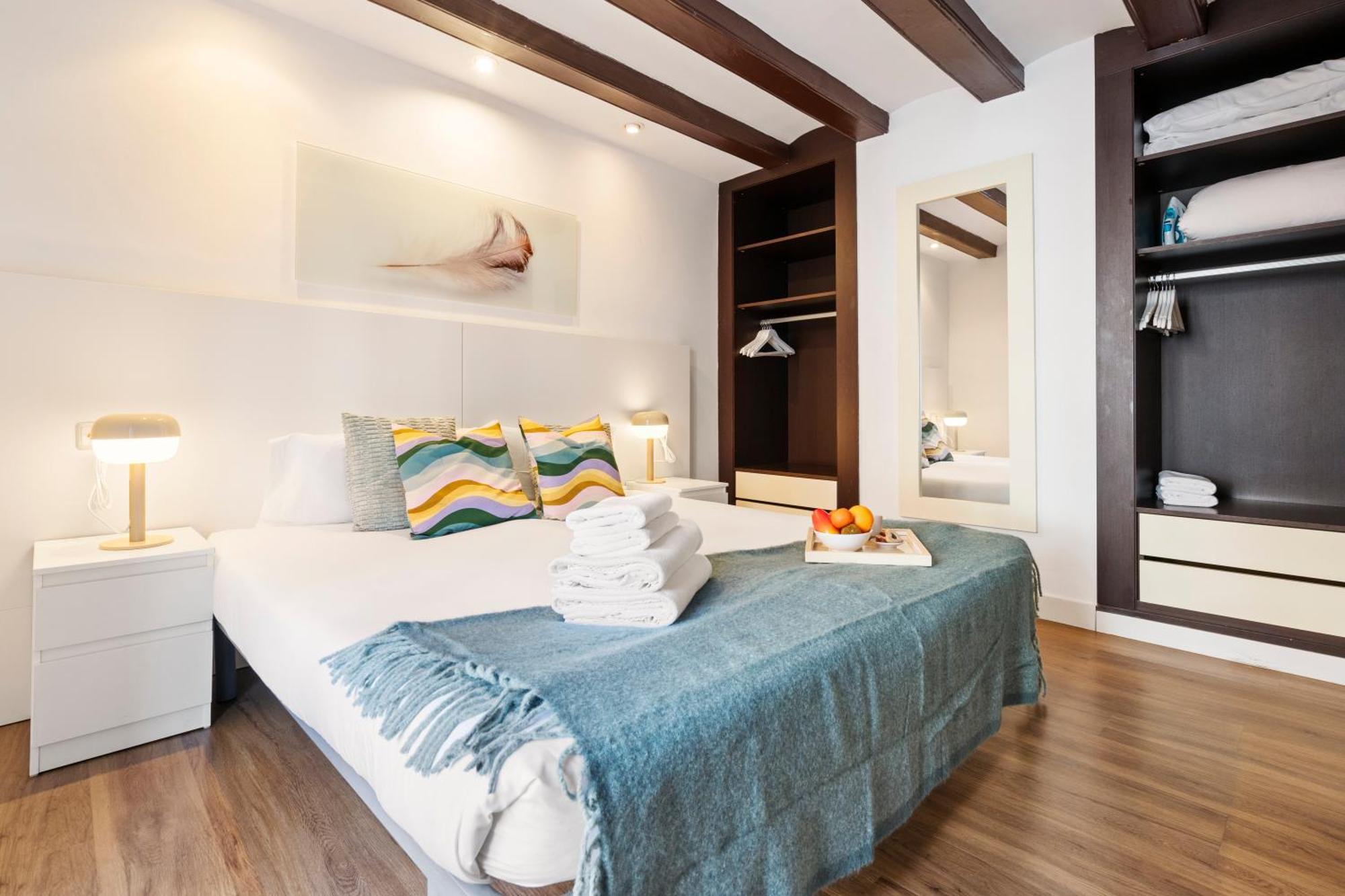 Lodging Apartments Liceu 11 Barcellona Esterno foto